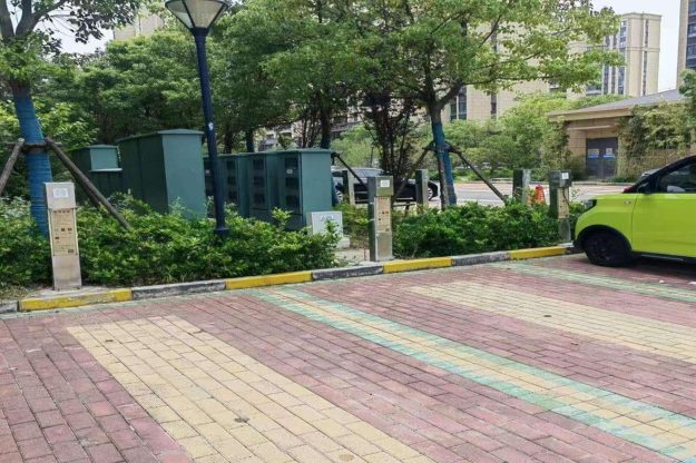 小区充电桩车位实景 小区充电桩-社区车位共享充电桩实景-上海宽仁电子