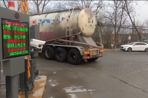 环保门禁车辆道口实景