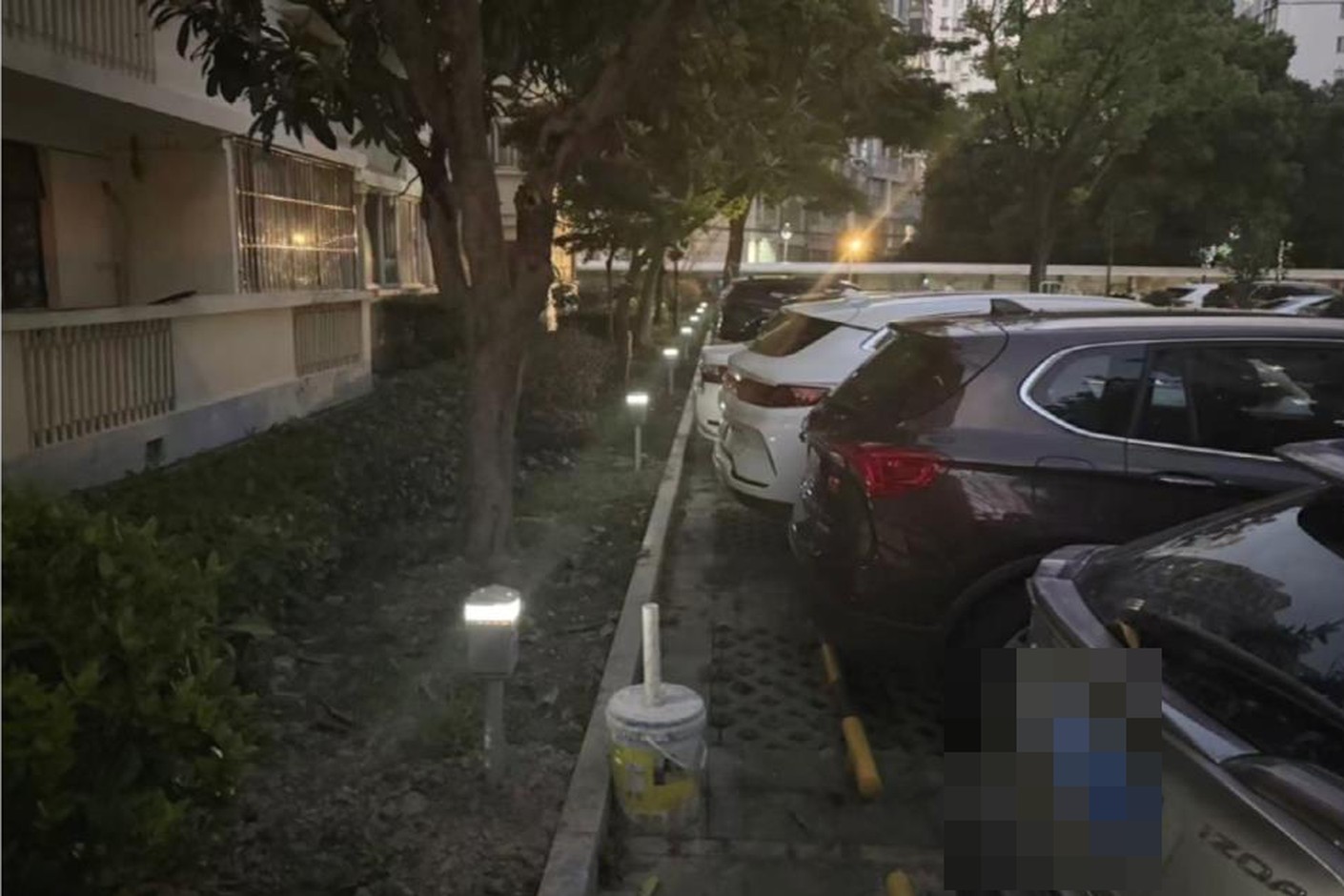 社区共享充电桩夜间实景-上海宽仁电子