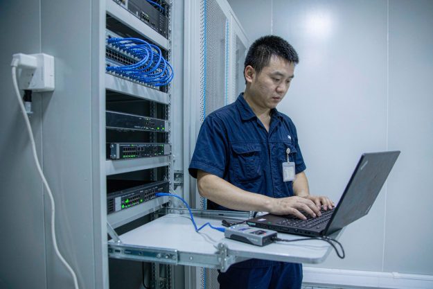 计算机网络系统交换机调试现场-上海宽仁电子